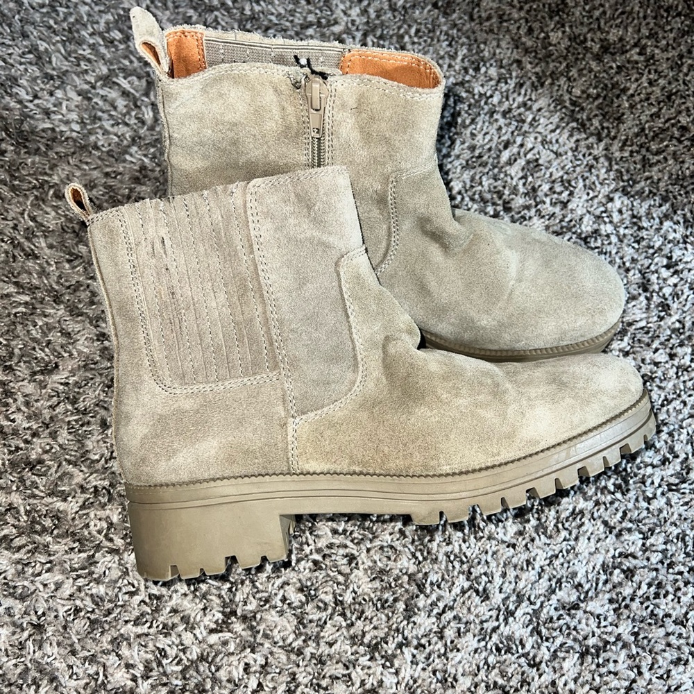 Women’s Lucky Chelsea boots